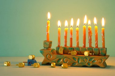 Yahudi tatil Hanukkah menorah (geleneksel Mumluk ile arka plan görüntü)