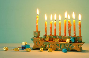 Yahudi tatil Hanukkah menorah (geleneksel Mumluk ile arka plan görüntü)