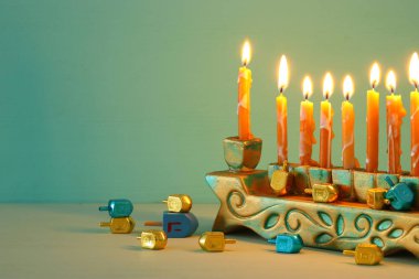 Yahudi tatil Hanukkah menorah (geleneksel Mumluk ile arka plan görüntü)