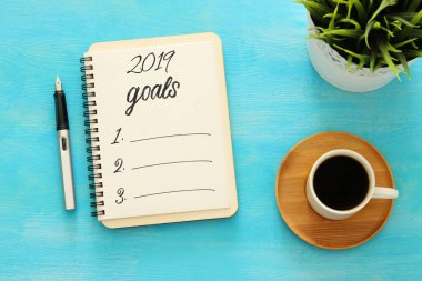 Üstten görünüm 2019 defter, ahşap Resepsiyon üzerinde kahve ile listesi gol