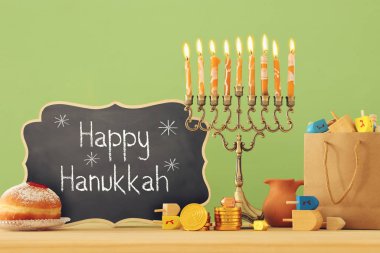 Yahudi tatil Hanukkah menorah (geleneksel Mumluk ile arka plan görüntü)