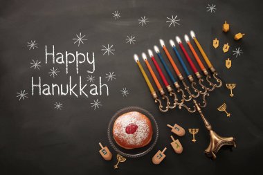 Yahudi bayramı Hanuka arka plan geleneksel spinnig üst, Yedi Kollu Şamdan (geleneksel Mumluk) ve yanan mum ile görüntü