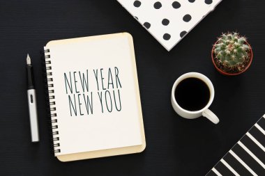 Defter ve metin yeni yıl yeni sen, kahve ahşap Resepsiyon üzerinde üstten görünüm