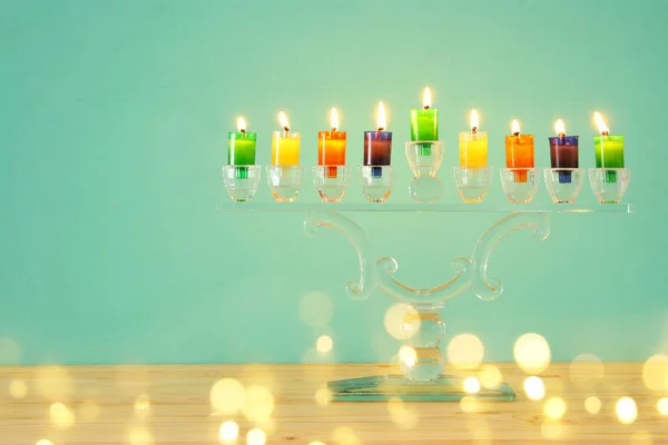 ユダヤ人の祝日のハヌカの背景に結晶本枝の燭台 伝統的な燭台 カラフルなオイル キャンドルのイメージ — ストック写真