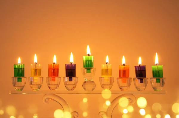 犹太人节日光明节背景的图像与水晶门廊 传统的烛台 和五颜六色的油蜡烛 — 图库照片