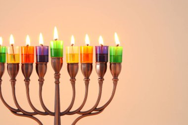 Yahudi tatil Hanukkah menorah (geleneksel Mumluk) ve renkli petrol mumlar arka plan görüntü