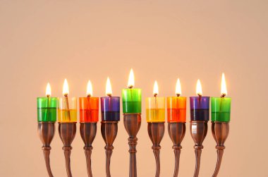 Yahudi tatil Hanukkah menorah (geleneksel Mumluk) ve renkli petrol mumlar arka plan görüntü