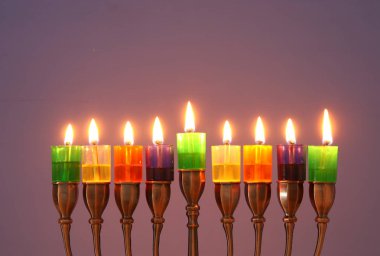 Yahudi tatil Hanukkah menorah (geleneksel Mumluk) ve renkli petrol mumlar arka plan görüntü