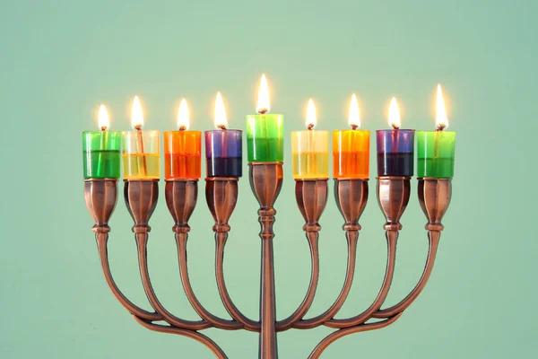 ユダヤ人の祝日のハヌカ本枝の燭台 伝統的な燭台 やカラフルなオイル キャンドルで背景のイメージ — ストック写真