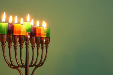 Yahudi tatil Hanukkah menorah (geleneksel Mumluk) ve renkli petrol mumlar arka plan görüntü