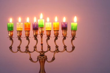 Yahudi tatil Hanukkah menorah (geleneksel Mumluk) ve renkli petrol mumlar arka plan görüntü