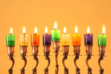 Yahudi tatil Hanukkah menorah (geleneksel Mumluk) ve renkli petrol mumlar arka plan görüntü