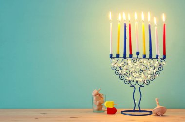 Yahudi tatil Hanukkah menorah (geleneksel Mumluk) ve renkli mumlar arka plan görüntü.