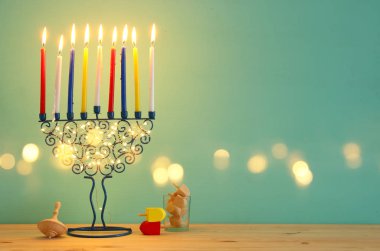 Yahudi tatil Hanukkah menorah (geleneksel Mumluk) ve renkli mumlar arka plan görüntü.
