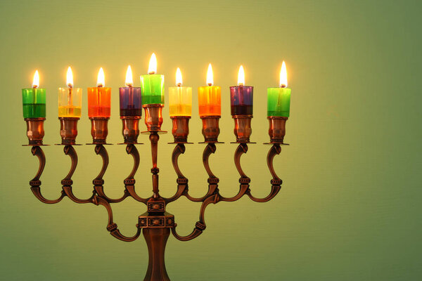 изображение еврейского праздника Ханука фон с менорой (традиционные канделябры) и красочные масляные свечи
