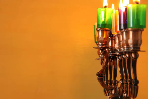 犹太人节日光明节的背景与门廊 传统的烛台 和五颜六色的石油蜡烛的图像 选择性对焦 — 图库照片