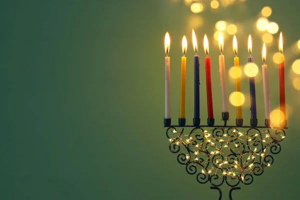 犹太人节日光明节背景的图像与门诺拉 传统的烛台 和五颜六色的油蜡烛 — 图库照片