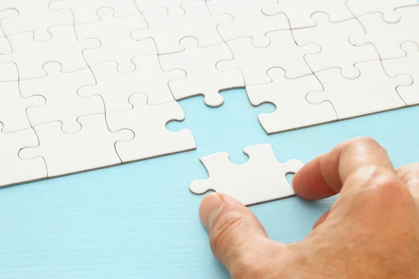 Männerhand Setzt Das Letzte Puzzleteil — Stockfoto