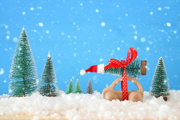 Coche Madera Que Lleva Árbol Navidad Con Sombrero Santa Frente —  Fotos de Stock