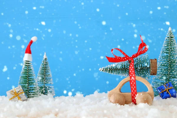 Coche Madera Que Lleva Árbol Navidad Con Sombrero Santa Frente —  Fotos de Stock