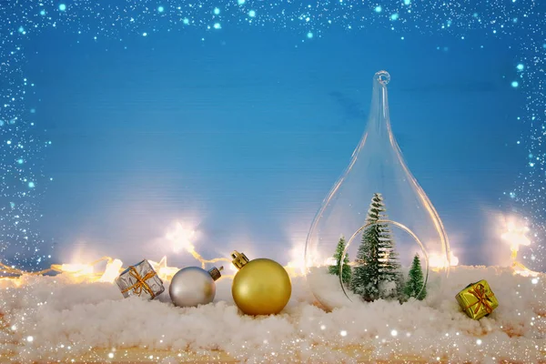 Kerst Foto Van Kerstbomen Binnen Glas Besneeuwde Houten Tafel — Stockfoto