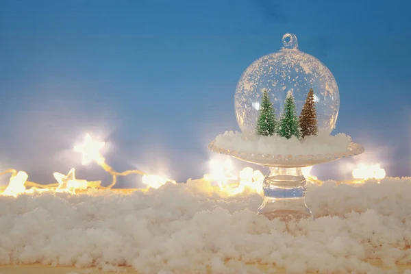 Imagen Árboles Navidad Dentro Una Bola Vidrio Sobre Una Mesa —  Fotos de Stock