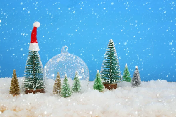 Imagen Árboles Navidad Dentro Una Bola Vidrio Sobre Una Mesa —  Fotos de Stock