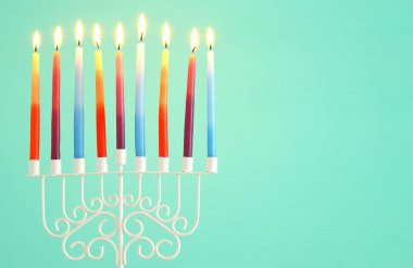 Yahudi tatil Hanukkah menorah (geleneksel Mumluk) ve renkli mumlar arka plan görüntü