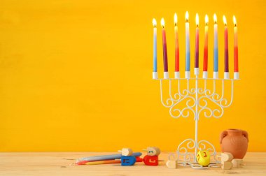 Yahudi tatil Hanukkah menorah (geleneksel Mumluk) ve renkli mumlar arka plan görüntü.