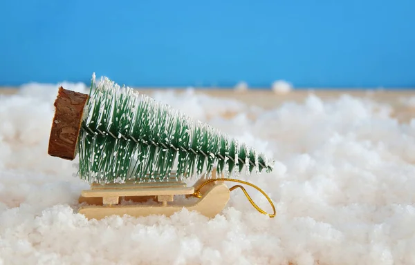 Изображение Рождественской Елки Деревянных Санях Над Снежным Деревянным Столом — стоковое фото