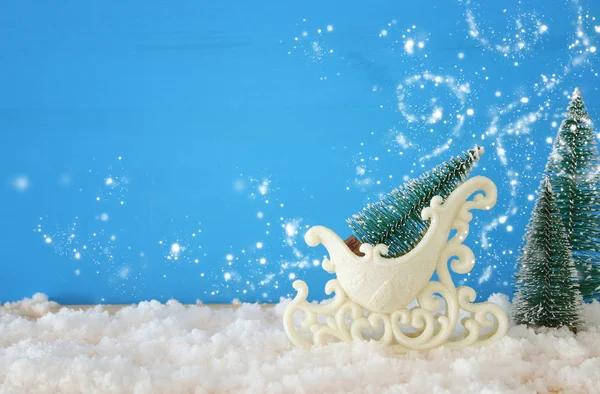 Immagine Albero Natale Sulla Slitta Bianca Glitter Sopra Tavolo Legno — Foto Stock