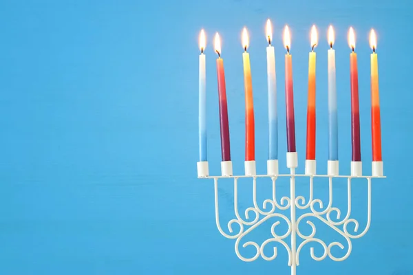 Bilden av judiska högtiden Hanukkah bakgrund med menorah (traditionella kandelabrar) och färgglada ljus. — Stockfoto