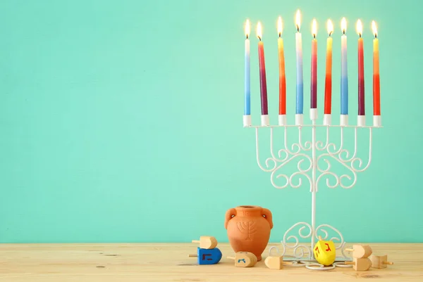 Bilden av judiska högtiden Hanukkah bakgrund med menorah (traditionella kandelabrar) och färgglada ljus. — Stockfoto