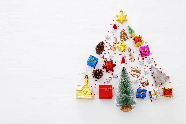 Vista Superior Imagen Decoraciones Festivas Forma Árbol Navidad Sobre Fondo —  Fotos de Stock
