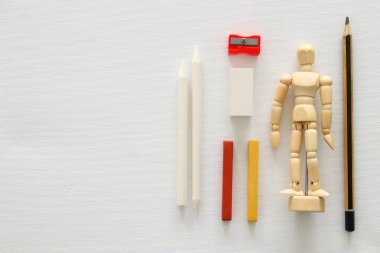 En iyi sanatçı sanat görüşü beyaz tuval arka plan üzerinde sağlar. Kopya alanı