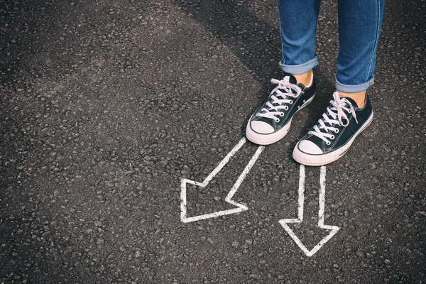 Ovanifrån Bild Person Jeans Och Retro Skor Står Över Asfaltvägen — Stockfoto