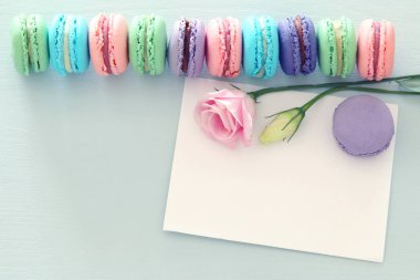 üstten görünüm görüntü macaroons ahşap masa, emprty Not ve çiçekler