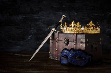 güzel Kraliçe/Kral taç, gizemli maske ve kılıç düşük anahtar görüntü. fantezi Ortaçağ Dönemi