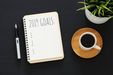 Üstten görünüm 2019 defter, ahşap siyah Resepsiyon üzerinde kahve ile listesi gol