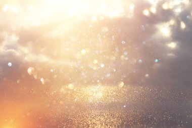 Glitter vintage ışıklar arka plan. Gümüş ve altın. de-odaklı