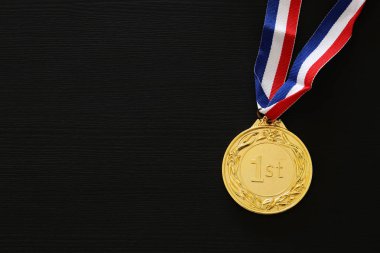 siyah arka plan üzerinde altın madalya görüntüsünü üstten görünüm