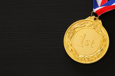 siyah arka plan üzerinde altın madalya görüntüsünü üstten görünüm