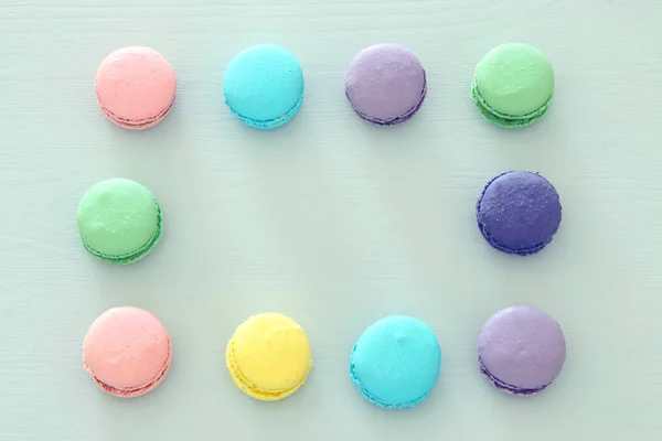 Vue Dessus Macaron Coloré Macaron Sur Fond Bleu Pastel Pose — Photo