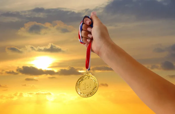 Mano Mujer Levantada Sosteniendo Medalla Oro Contra Cielo Premio Concepto — Foto de Stock