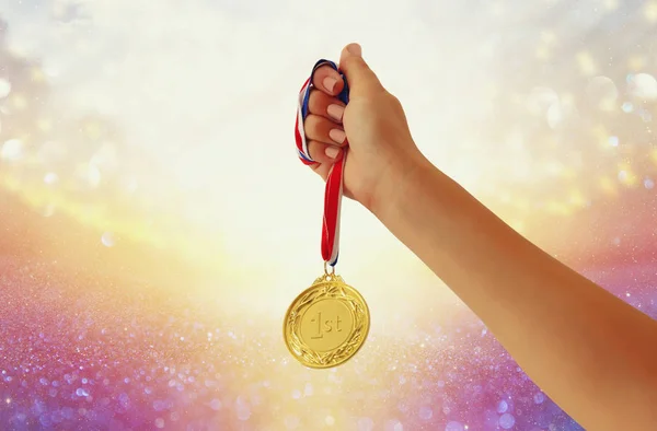 Femme Main Levée Tenant Médaille Sur Fond Paillettes Concept Récompense — Photo