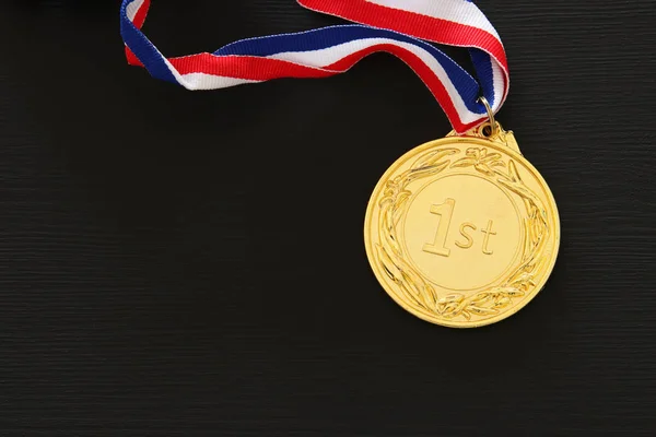 Imagen vista superior de la medalla de oro sobre fondo negro . —  Fotos de Stock