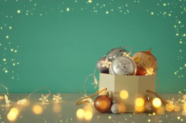 Resim Noel şenlikli ağaç altın, gümüş ve beyaz hediye kutusu dekorasyonda topları