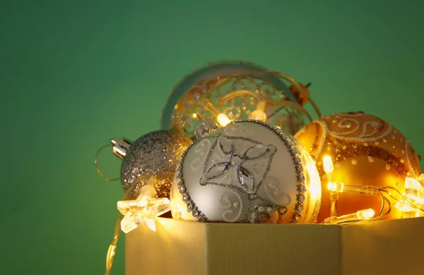 Obrázek Vánoční Slavnostní Strom Zlata Stříbrné Bílé Zdobení Kuličky Dárkovém — Stock fotografie