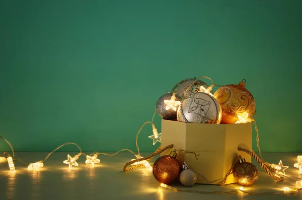 Obrázek Vánoční Slavnostní Strom Zlata Stříbrné Bílé Zdobení Kuličky Dárkovém — Stock fotografie