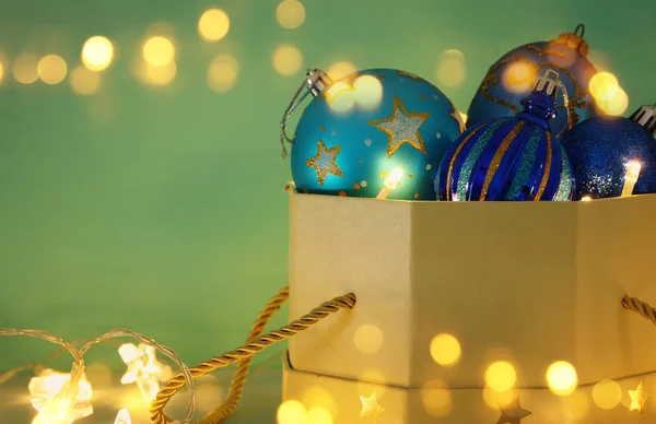 Obrázek Vánoční Slavnostní Strom Zlaté Modré Koule Dekorace Dárkovém Balení — Stock fotografie